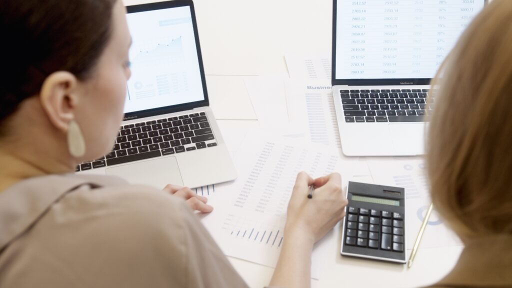 🧲 Fluorescent Force Calculator